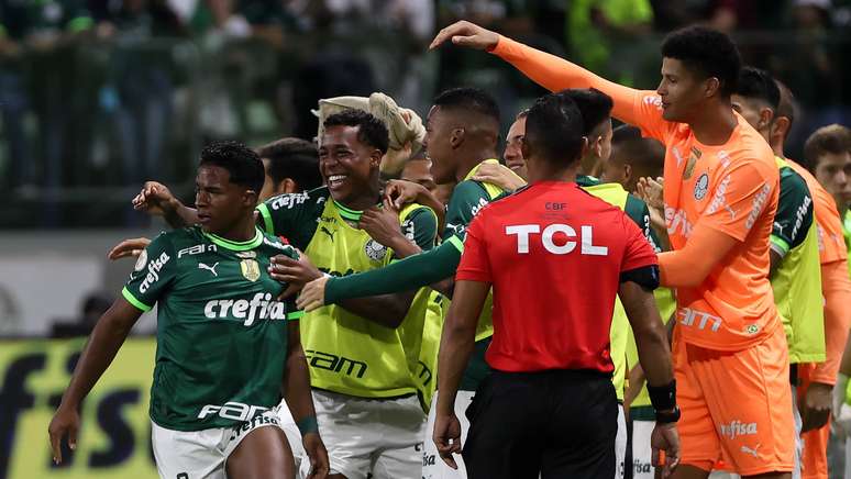 Elenco do Verdão durante comemoração do gol marcado por Endrick. 