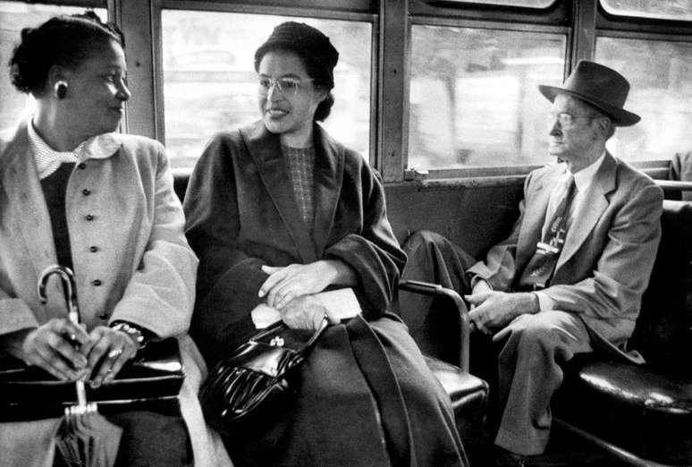 Rosa Parks (centro) após uma decisão da Suprema Corte que encerrou o boicote de 381 dias aos ônibus segregados em Montgomery