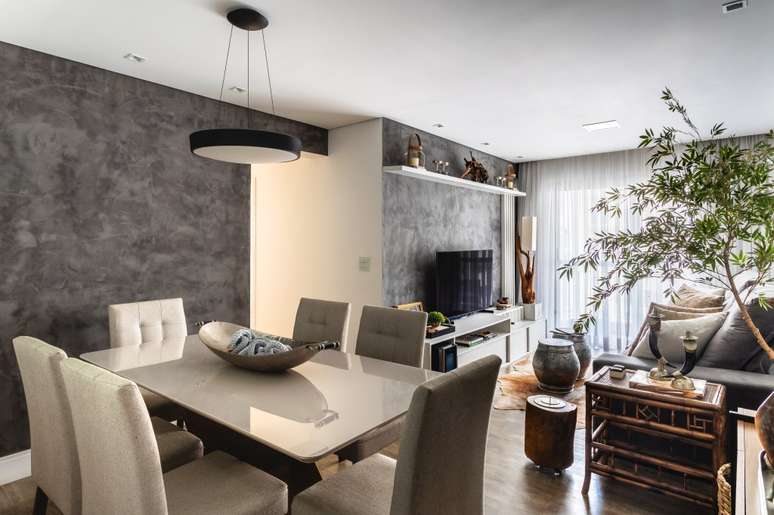 Tons neutros e cimento queimado permeiam ap&ecirc; pr&aacute;tico de 75m&sup2;. Projeto de Erti Arquitetos. Na foto, sala de jantar pequena integrada com mesa de tampo laqueado branco.