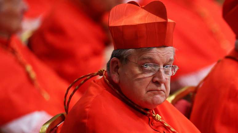 O cardeal americano Raymond Burke criticou abertamente o papa Francisco