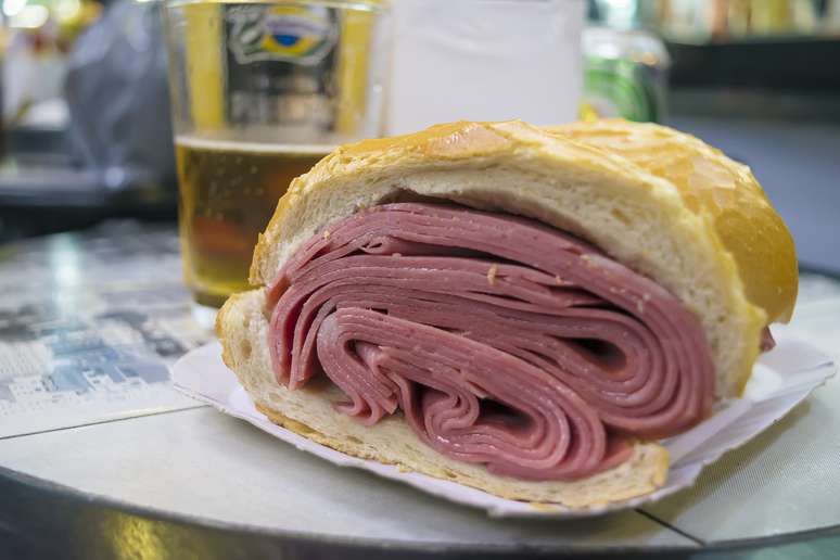 Estudo apontou relação entre dieta pobre em fibras, além de rica em pão branco e álcool, ao câncer