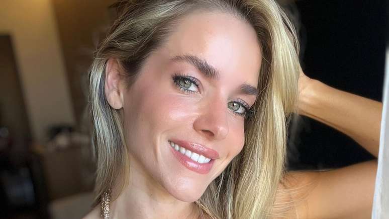 Monique Alfradique, from ‘Elas por Elas’, surprises in a white bikini on the beach