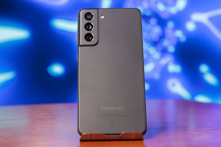 O Galaxy S21 FE é o mais acessível da Samsung com a tecnologia (Imagem: Ivo Meneghel Jr./Canaltech)