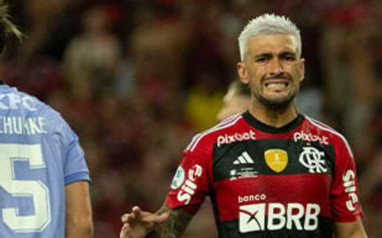 Valor da nova camisa do Flamengo recebe críticas de torcedores na web: 'Vem  com o Arrascaeta?' - Lance!