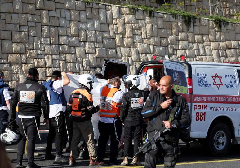 Autoridades israelenses trabalham no local de um ataque em Jerusalém 30 de novembro de 2023 