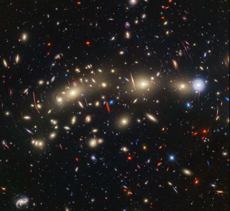 O aglomerado de galáxias MACS0416 está localizado a aproximadamente 4,3 bilhões de anos-luz de distância da Terra.