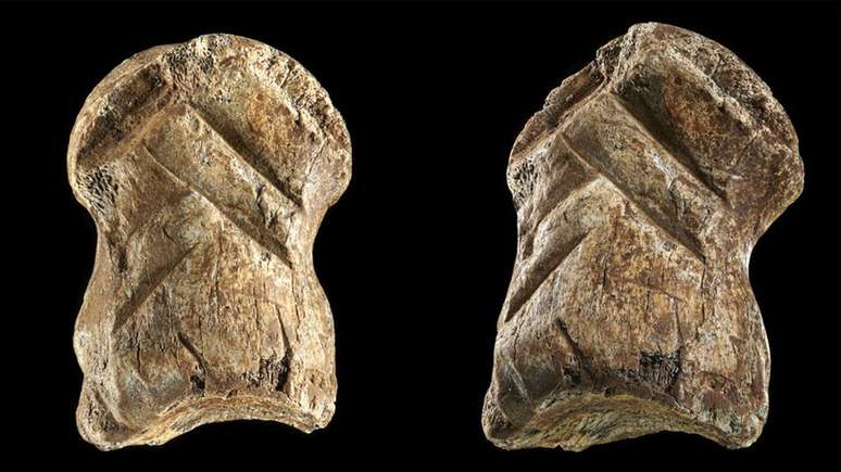 Essa arte em pedra foi fabricada por neandertais, que também fizeram pinturas em cavernas antes da nossa espécie, tendo práticas simbólicas complexas há milhares de anos (Imagem: Universidade de Goettingen/ V. Minkus)