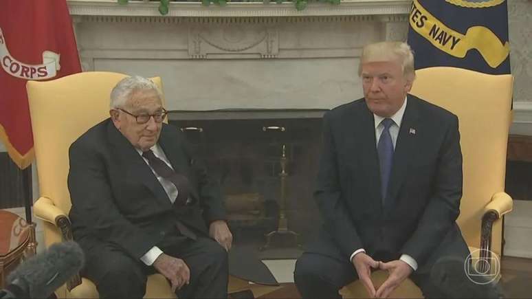 Henry Kissinger (esq.) se encontra com o então presidente dos EUA, Donald Trump (