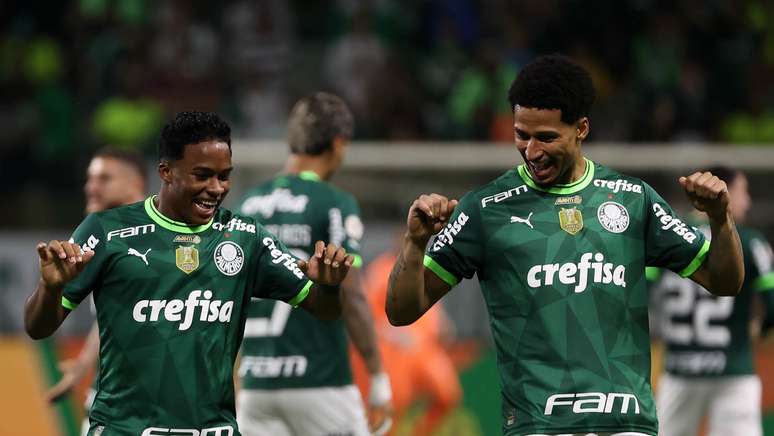 À esquerda na foto, Endrick é o destaque do Palmeiras na reta final do Campeonato Brasileiro