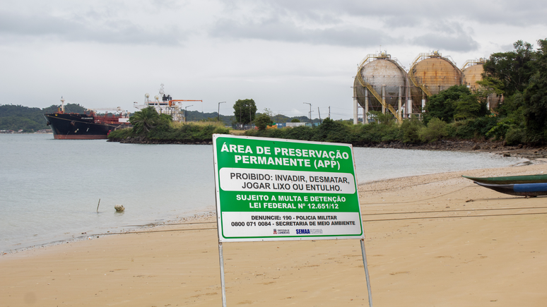 Placa que determina que a praia próxima à comunidade e onde foi instalado o Porto de Aratu é uma área de proteção ambiental
