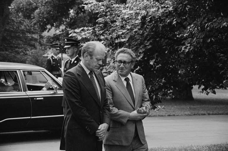 Henry Kissinger (direita) ao lado do presidente americano Gerald Ford em 1974.
