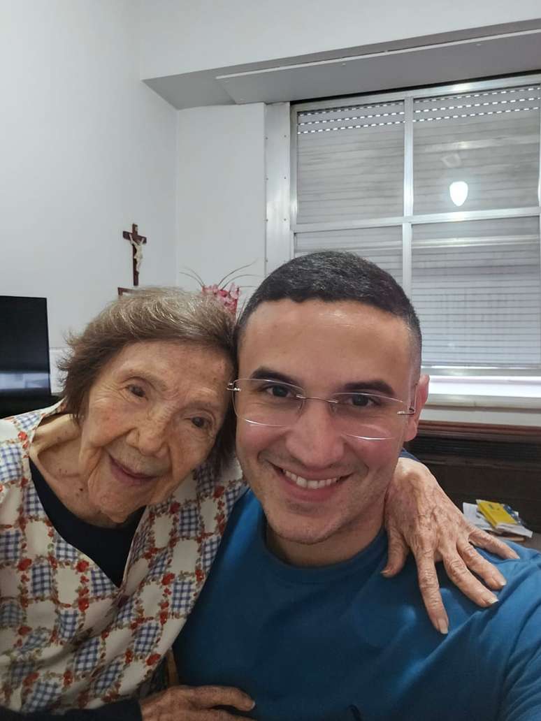 Diogo ao lado de Carmelita, uma aluna de 95 anos