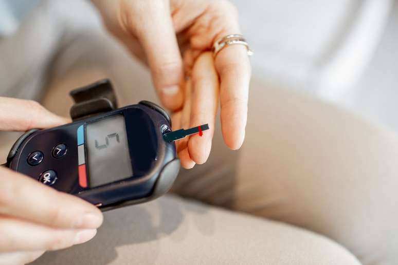 Teste rápido de saliva pode substituir picada no dedo no monitoramento do diabetes (Imagem: RossHelen/Envato)