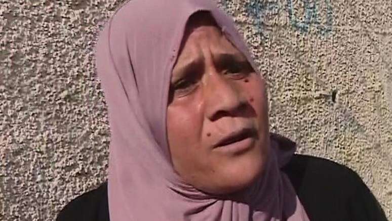Mulher que fazia fila para obter gás de cozinha no centro de Gaza acusou o mundo de abandonar os palestinos