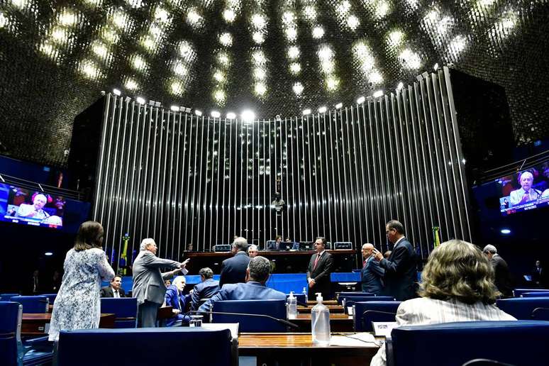 BRASILIA DF NACIONAL 04-10-2023 SENADO RODRIGO PACHECO Plenv°rio do Senado Federal durante sessv£o deliberativa extraordinv°ria. Na pauta, PLP 23/2019, projeto de lei que permite a adesv£o de empresas de nanotecnologia ao Simples Nacional. Em pronunciamento, v† bancada, senador Rogerio Marinho (PL-RN). Participam: presidente do Senado Federal, senador Rodrigo Pacheco (PSD-MG); senador Esperidiv£o Amin (PP-SC); senador Luis Carlos Heinze (PP-RS). FOTO Waldemir Barreto/Agencia Senado