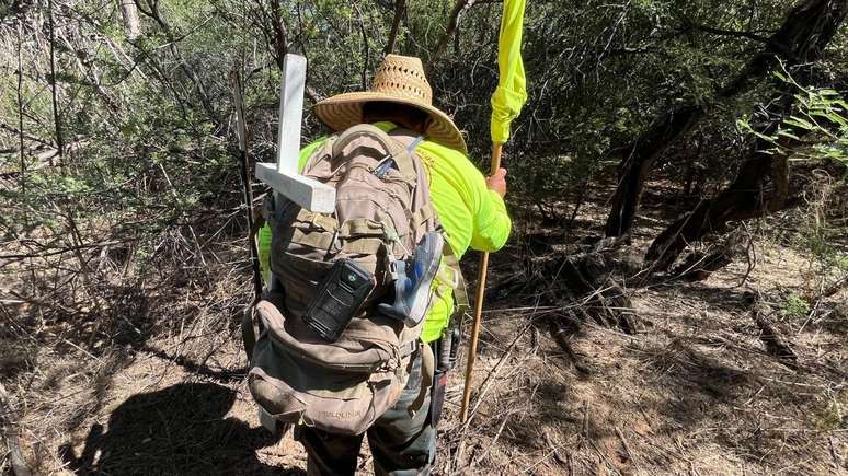 Como amuleto, Chaparrito carrega na mochila um sapato de crian&ccedil;a encontrado no deserto da Calif&oacute;rnia