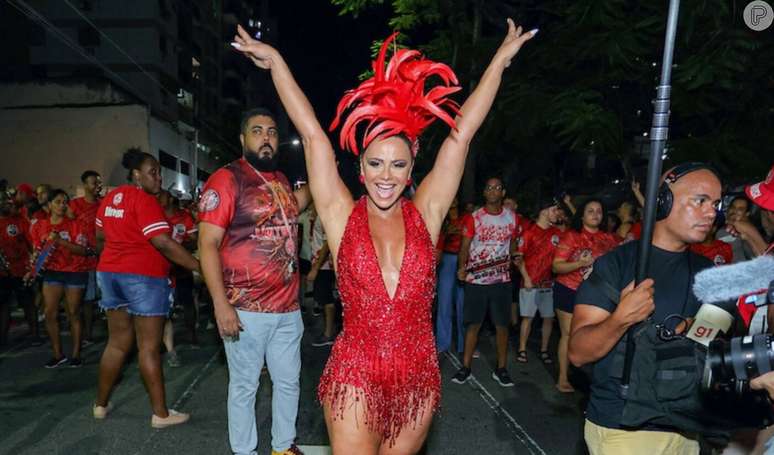 Viviane Araújo apostou em maiô vermelho decorado e valorizou pernas definidas em look para 1º ensaio de rua do Salgueiro para o carnaval 2024.