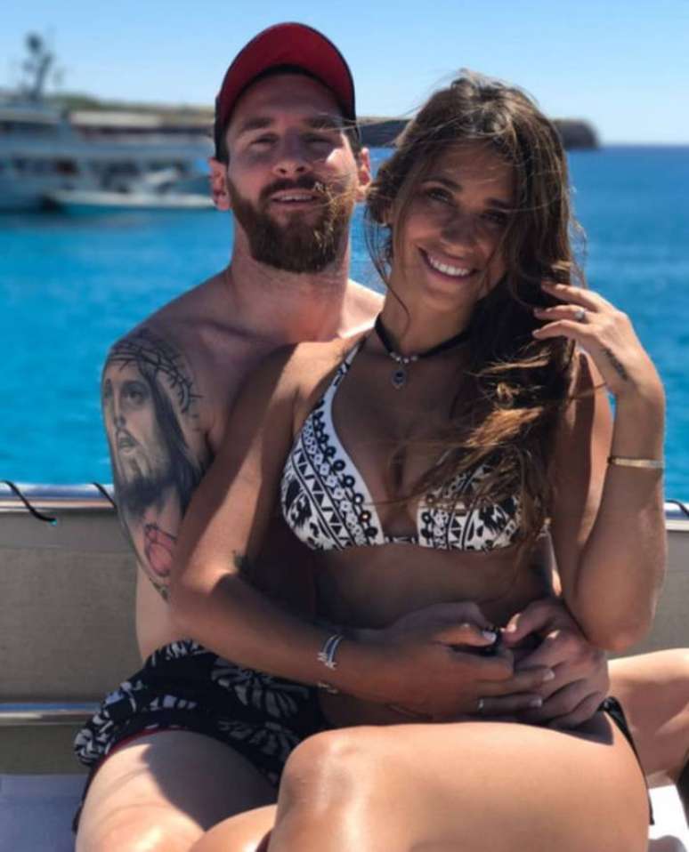 Antonella Rocuzzo e Lionel Messi durante passeio em Ibiza, na Espanha.