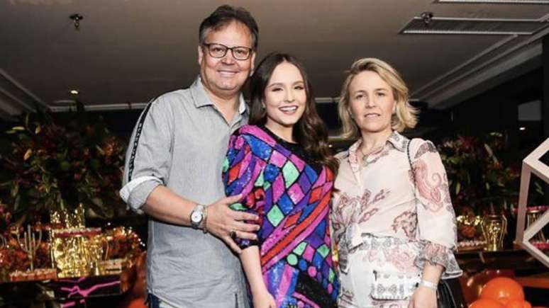 A atriz Larissa Manoela e seus pais, Gilberto e Silvana