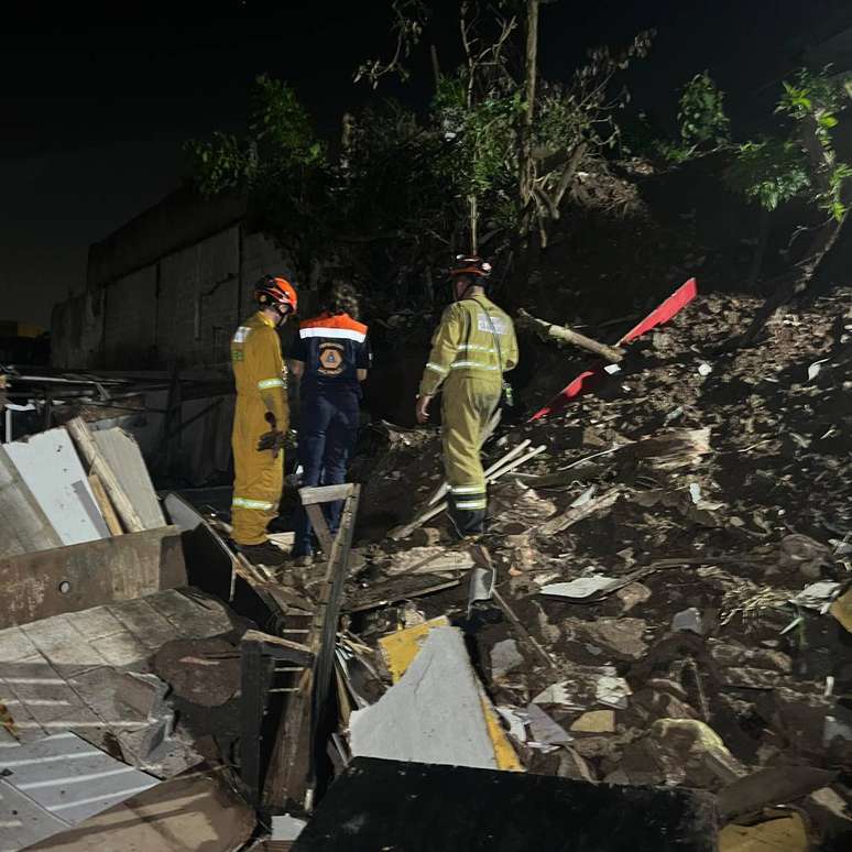 Corpo de Bombeiros e agentes da Defesa Civil ajudam no resgate de vítimas do deslizamento de terra em Ferraz de Vasconcelos.