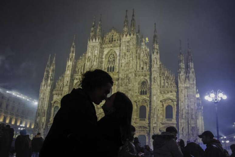 Casal se abraça em frente ao Duomo de Milão