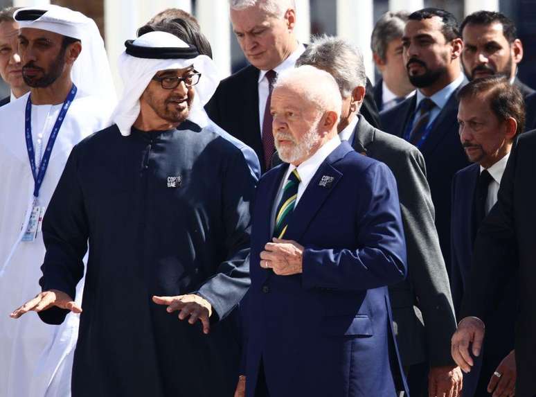 Xeque Mohammed bin Zayed Al Nahyan, presidente dos Emirados Árabes Unidos, e Lula, no segundo dia da COP28 em Dubai