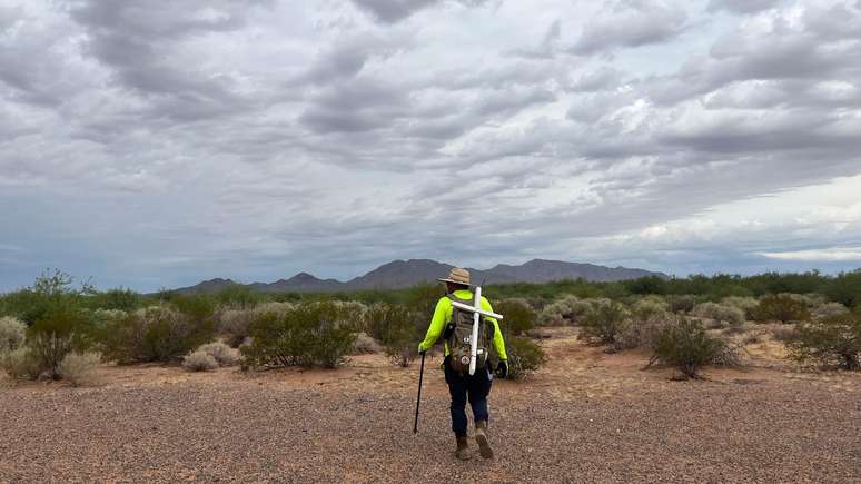 Volunt&aacute;rios do &Aacute;guias do Deserto vasculham o deserto de Sonora, no Arizona, em busca de migrantes desaparecidos