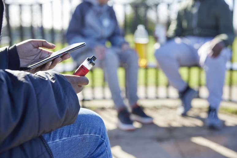 Uso frequente de redes sociais está associado a maior tendência a usar álcool, drogas e tabaco