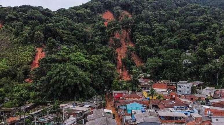 Casas localizadas em morros e encostas estão sob risco de deslizamentos em dias de chuvas fortes