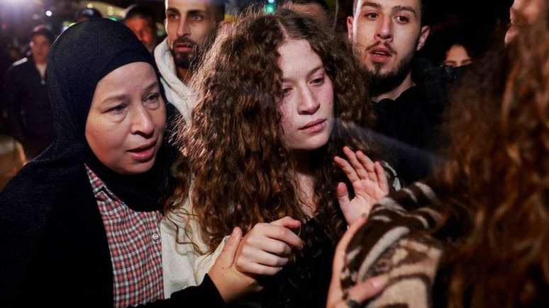 Ahed Tamimi, 22, foi fotografada se reencontrando com a mãe na Cisjordânia após sua soltura na quarta-feira (29)