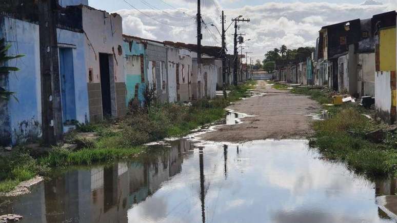 Rua deserta em Bebedouro, um dos bairros de Maceió que estão afundando por causa da mineração (imagem de 2021)