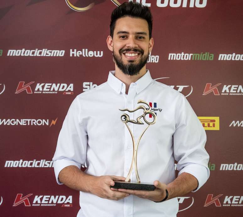 Vinícius Sguerri, da Triumph, ostenta o troféu da categoria Crossover, conquistado pela Tiger Sport 660 (Foto: Gustavo Epifanio)