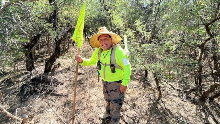 Octavio Soria, conhecido como Chaparrito, carrega consigo uma cruz para fincar no ch&atilde;o caso encontre algum corpo
