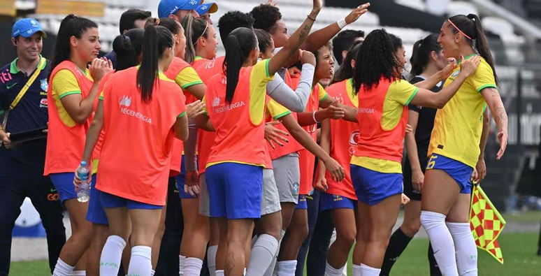 Brasil estreia com vitória na Copa: há motivos para o futebol feminino  comemorar? - InfoMoney