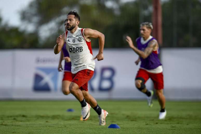 Meia do Flamengo realiza trabalho no Ninho do Urubu após lesão