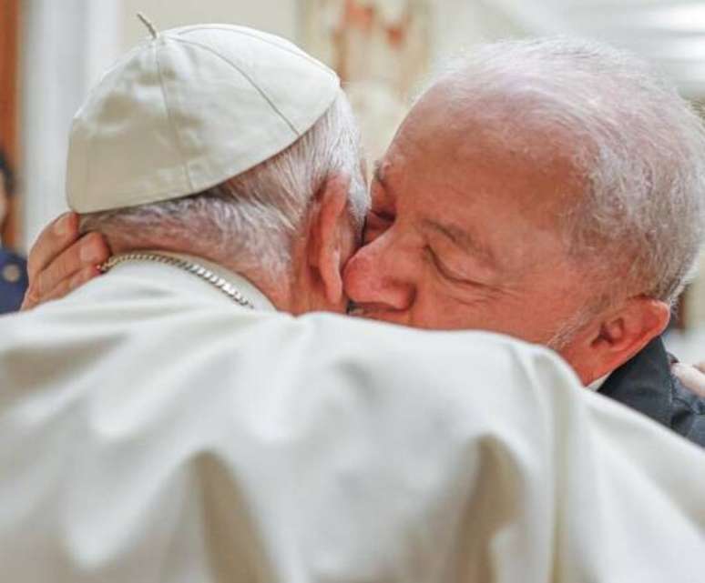 Papa abraça Lula no Vaticano