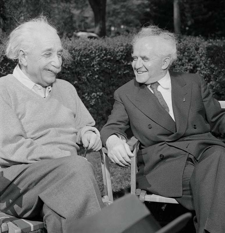 O primeiro-ministro David Ben-Gurion (&agrave; direita) conversando com o professor Albert Einstein em Princeton, durante uma visita aos EUA em 1951