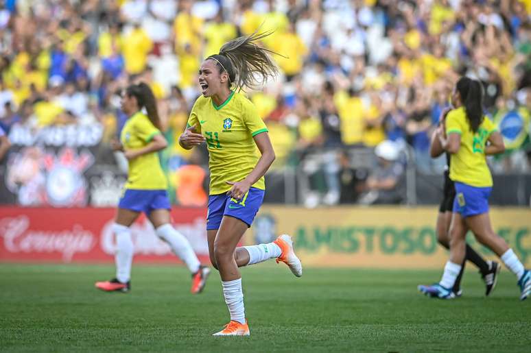 Comemoração de Priscila na vitória do Brasil - 