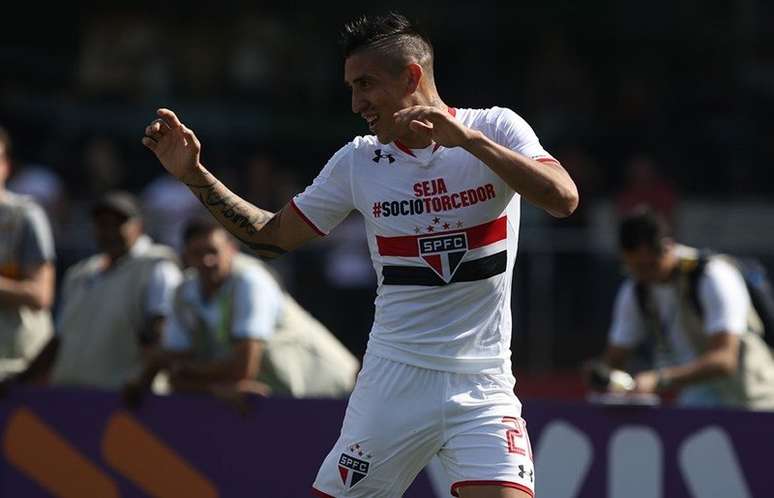 Centurión em seus tempos de São Paulo. Hoje, está no Vélez Sarsfield –