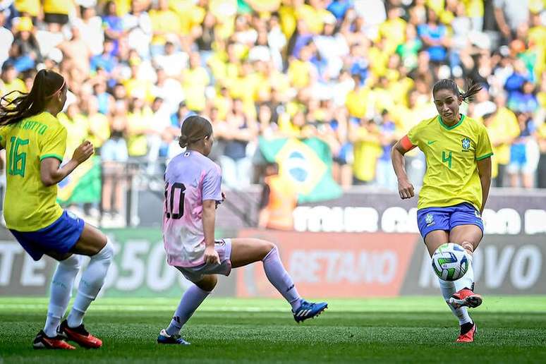 Seleção Brasileira Feminina marca no fim e vence Japão em amistoso