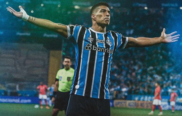 Luis Suárez comemora um dos seus gols diante da torcida do Grêmio –