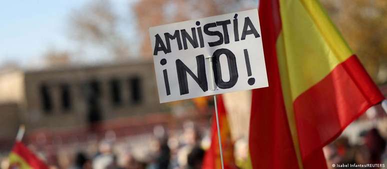 Manifestantes protestaram contra pacto entre governo socialista e separatistas catalães