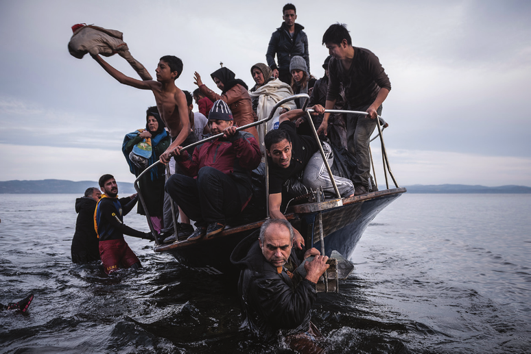 Barco de refugiados chega à costa da Ilha de Lesbos, na Grécia, em novembro de 2015.