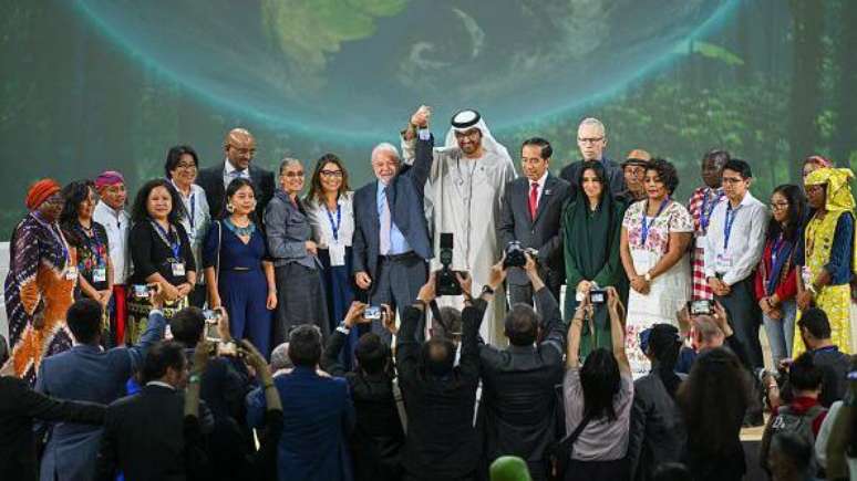 Lula ergue as mãos junto com Dr. Sultan Al Jaber, o presidente da COP28 realizada em Dubai