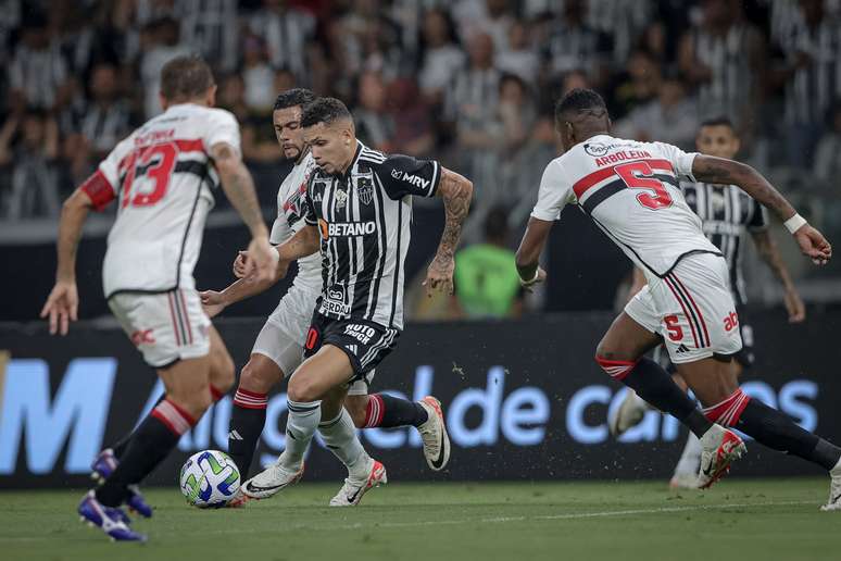 Atlético-MG bate São Paulo com gol no fim, e título brasileiro será  definido na última rodada
