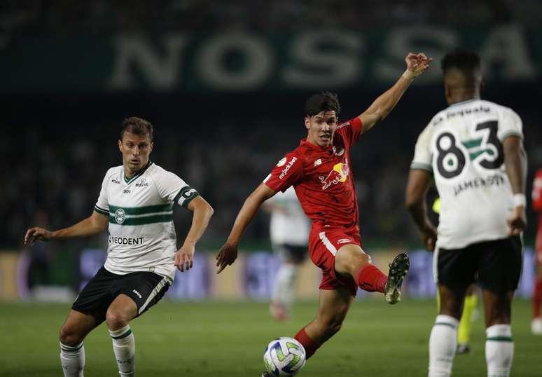 O Red Bull Bragantino encara o Coritiba na despedida do Nabizão pelo Brasileirão. 