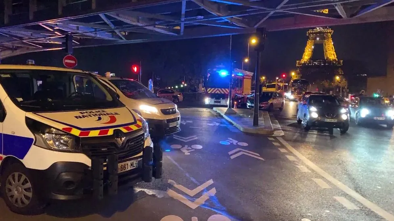 Uma operação policial está em andamento perto da estação de metrô Bir-Hakeim, área próxima à Torre Eiffel