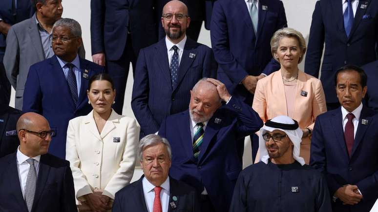 Lula posa para uma foto ao lado de outros líderes mundiais durante a COP28 em Dubai