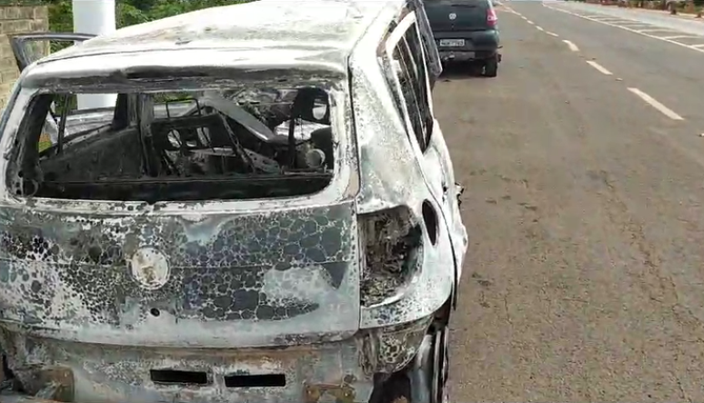 Um dos carros pegou fogo com o impacto da batida, e os ocupantes morreram carbonizados