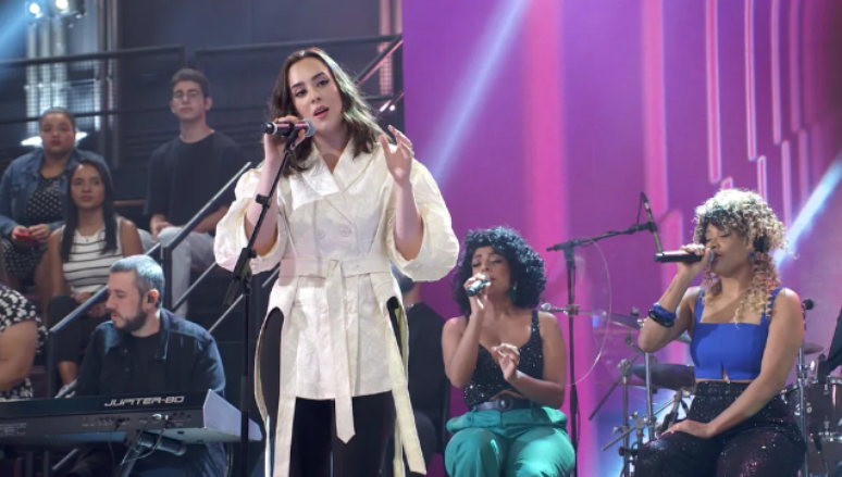 Filha de Faustão, Lara estreia como cantora no Altas Horas
